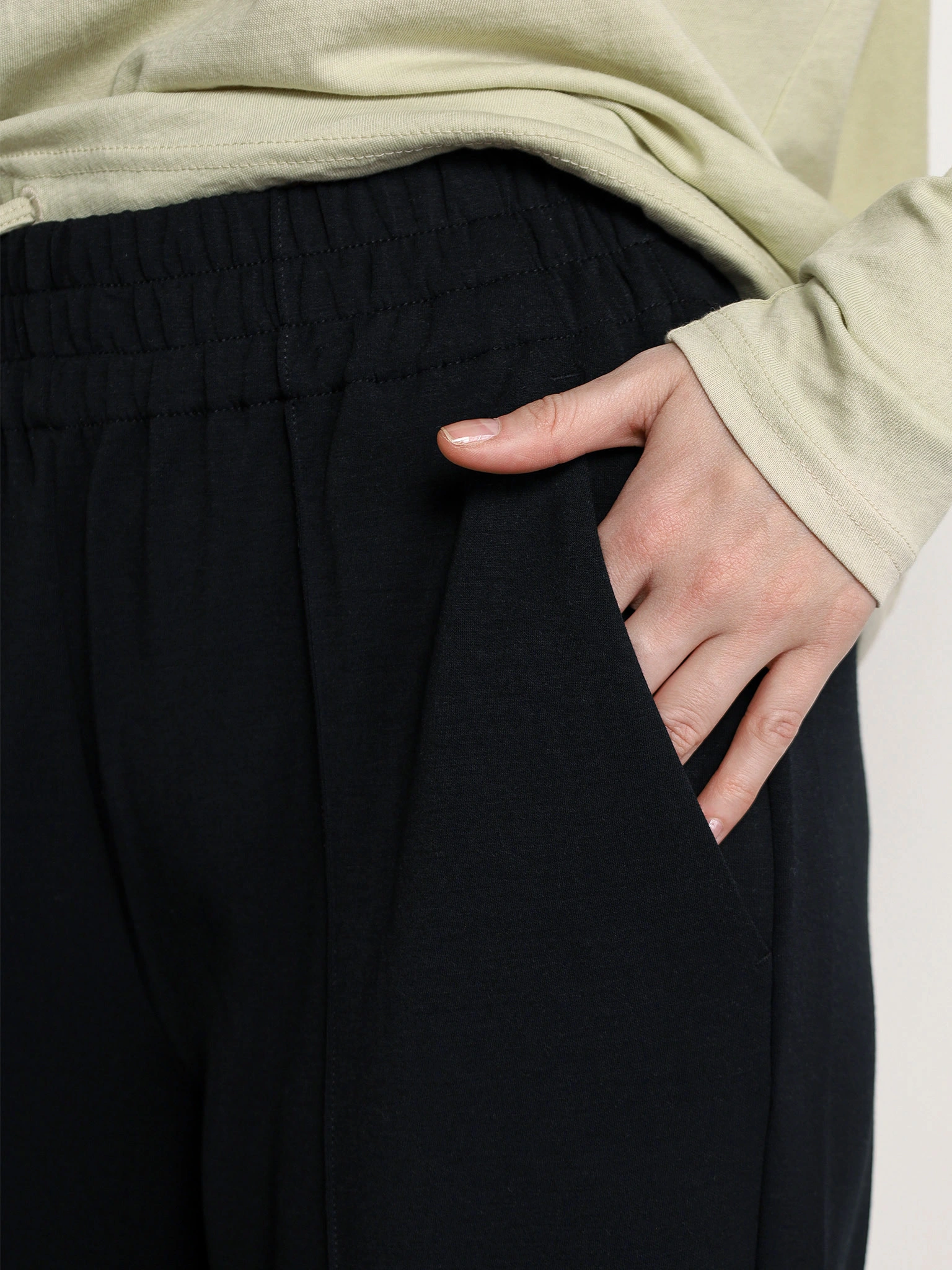 Брюки трикотажные черного цвета свободного кроя